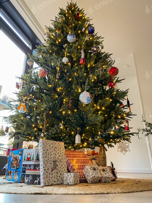 Preview: Decorated Christmas tree