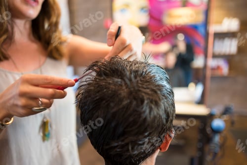 Preview: Hairstylist working in salon
