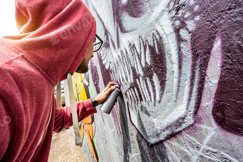 Visualização: Artista de rua pintando grafites coloridos na parede pública