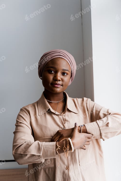 Preview: Woman Poses in Headscarf and Stylish Bracelets