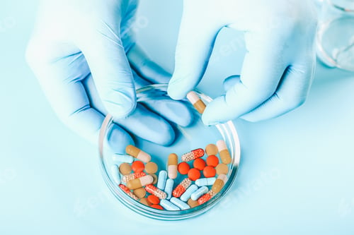 Vista previa: Abstract medical background. doctor's hands in medical gloves hold multicolored pills