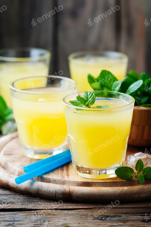 Preview: Yellow fresh cocktail with mint and ice