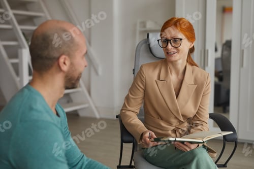 Preview: Businesswoman talking to businessman at office