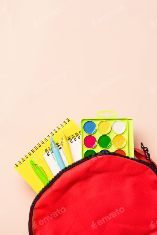 Visualização: Mochila escolar com papel de carta sobre fundo colorido.