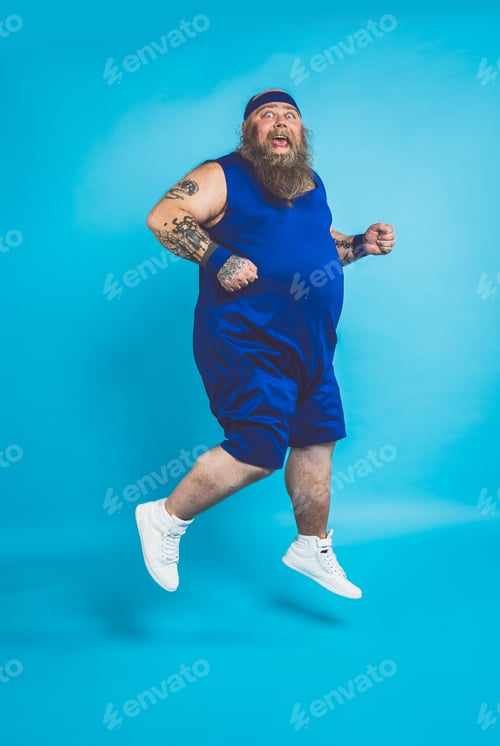 Preview: Hipster man with tattoos doing sport and exercises in the morning