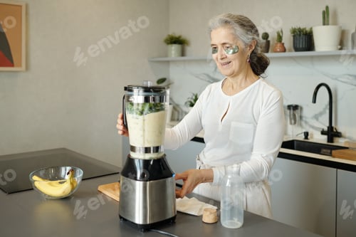 Preview: Senior Woman Preparing Smoothie in Kitchen