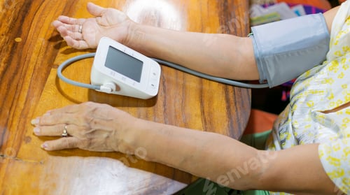 Preview: arms of an elderly lady