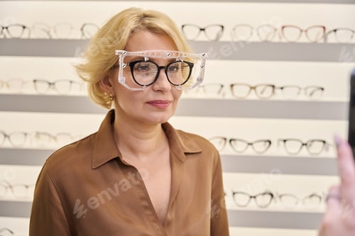 Preview: Consultant takes a photo of a woman wearing trial frame