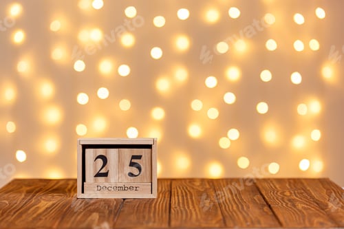 Visualização: calendário de madeira de natal 25 de dezembro em fundo de madeira e fundo de luzes