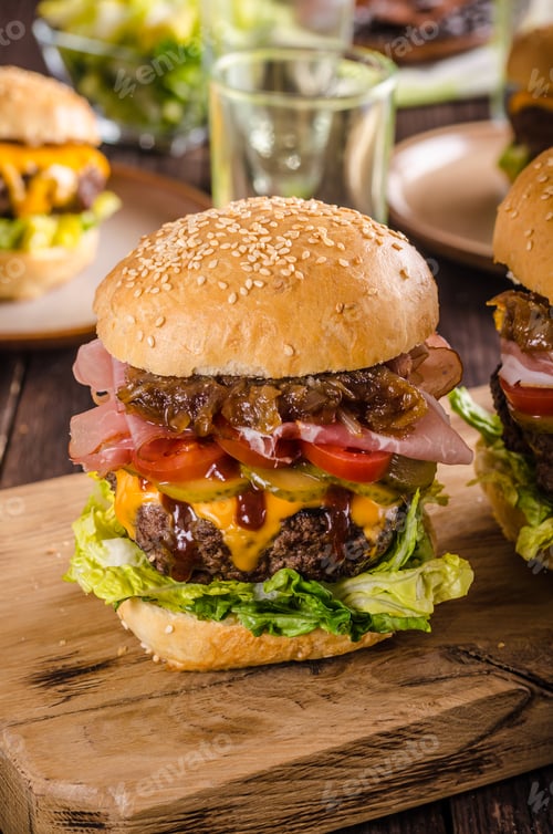 Preview: Homemade beef burger, caramelized onion, bacon and beer