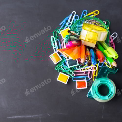 Visualização: Papelaria colorida: conceito de volta às aulas no escuro