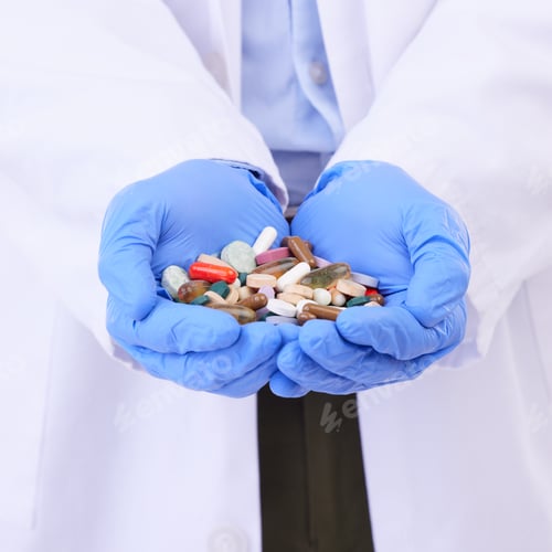 Visualização: Mãos, medicamentos ou pílulas com um médico no estúdio segurando medicamentos para o tratamento de doenças.
Ele