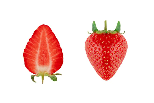 Vista previa: Strawberry background. Sliced strawberries on white background. Summer berry