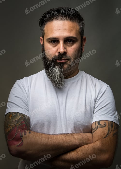Preview: Confident man with half beard