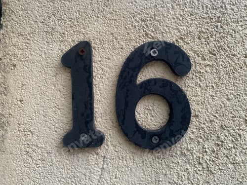 Preview: Closeup shot of number 16 in the address on the building wall
