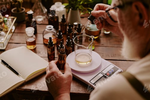 Visualização: Perfumista adicionando novo óleo e pesando-o