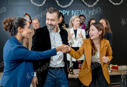 Visualização: Empresária asiática aperta a mão de seu colega depois de receber o presente ou presente da festa de ano novo