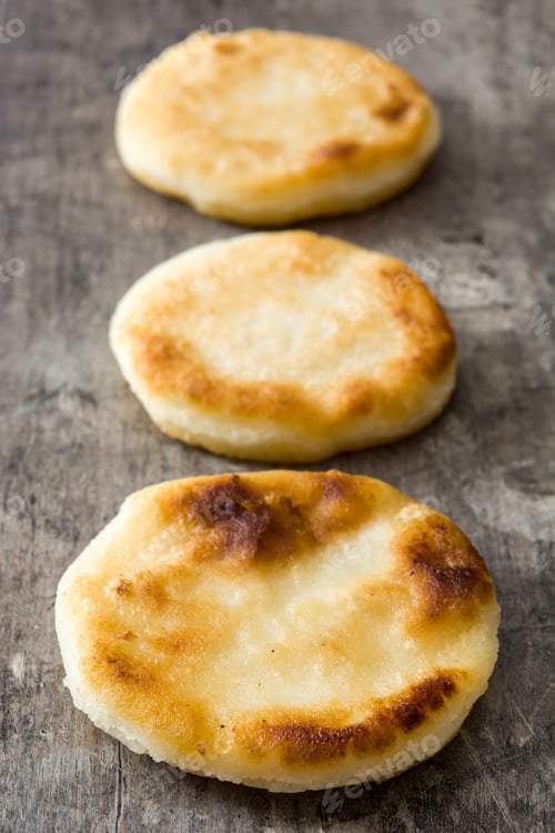 Preview: Delicious arepas displayed on rustic wooden table: celebrating colombian and venezuelan cuisine