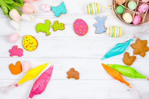 Preview: Girl decorating gingerbread with icing for Easter