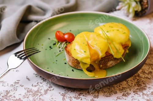 Preview: Classic egg benedict on green plate