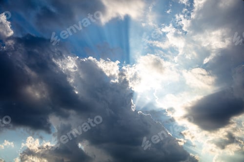 Vorschau: Flauschige Cumuluswolken auf blauem Himmel Hintergrund. Cloudscape weiße und graue Farbe