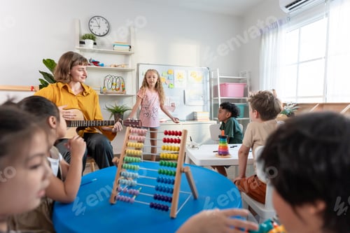 Visualização: Professora jovem caucasiana tocando violão com estudantes na escola.