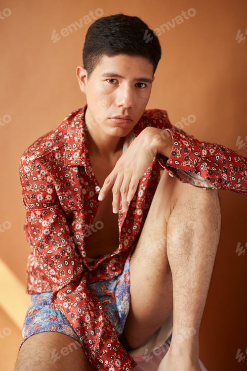 Preview: Gay on crumpled fabric in photo studio