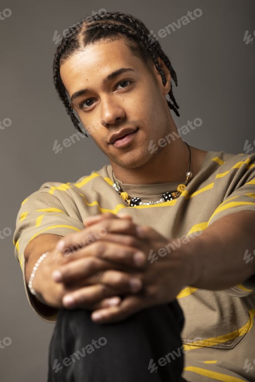 Preview: Hipster man in trendy shirt and accessories