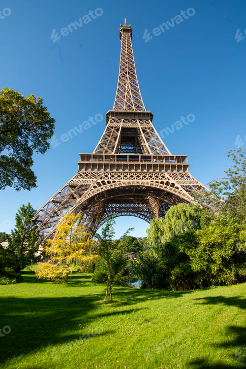 Preview: Eiffel Tower in the park