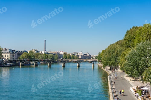 Preview: View over the Seine river in Paris