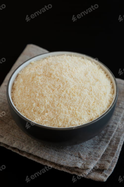 Preview: Organic Grated Parmesan Cheese in a Bowl, side view.