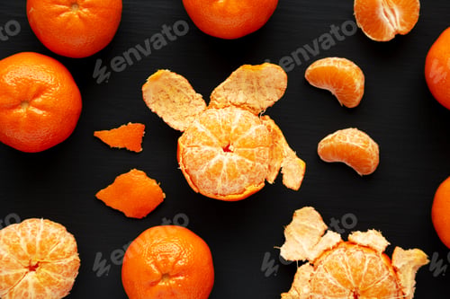 Preview: Raw Organic Mandarin Oranges on a black background, top view. Flat lay, overhead, from above.
