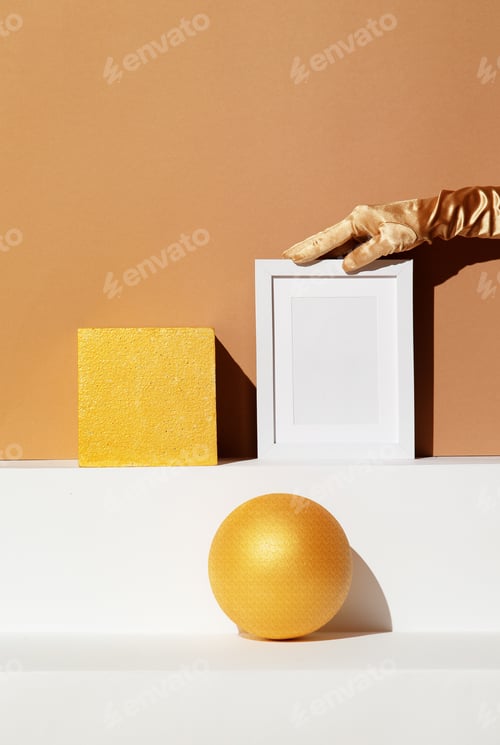 Preview: Hand in golden gloves