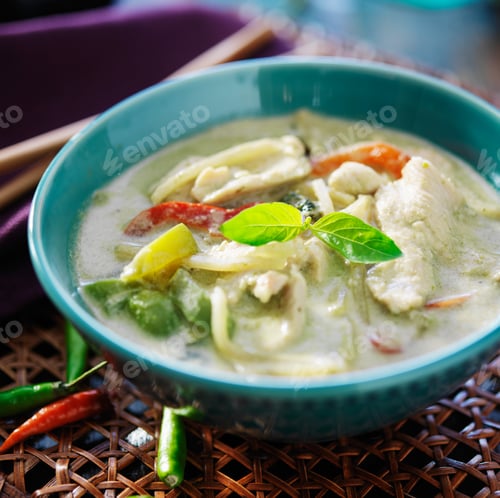 Preview: thai green curry with chicken in bowl