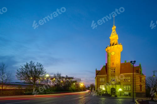Vista previa: Antiguo edificio de la Autoridad Portuaria durante el anochecer en Dortmund, Renania del Norte-Westfalia, Alemania