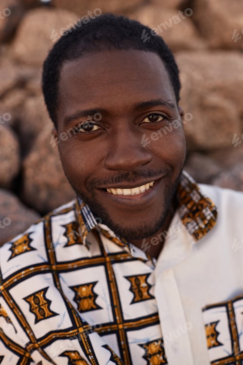 Preview: Smiling African American man wearing traditional print