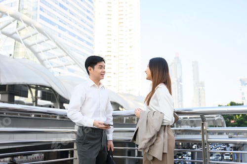 Visualização: Parceiros de negócios discutindo durante uma reunião ao ar livre em Bangkok