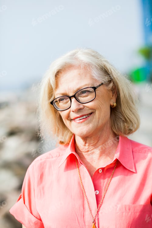 Vista previa: Feliz mujer mayor con gafas al aire libre