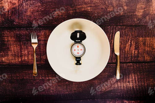 Preview: Intermittent fasting diet to lose weight illustrated with an empty plate.