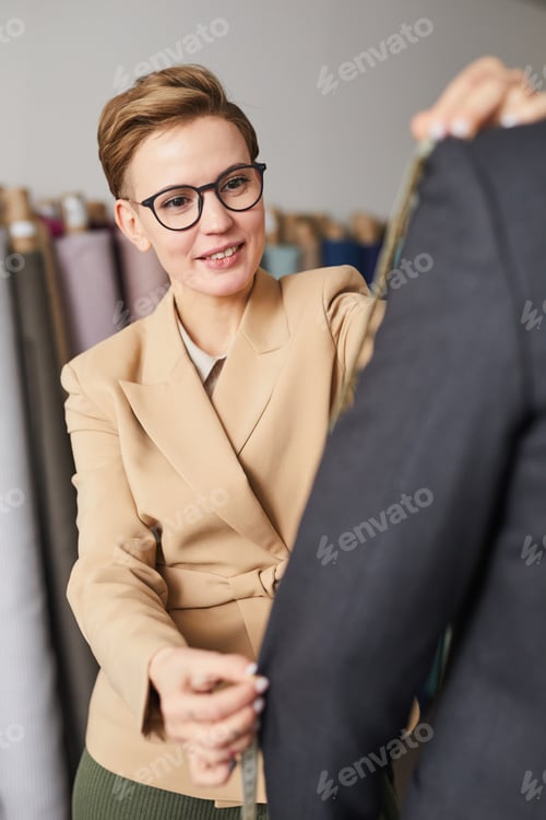 Preview: Designer taking measurements