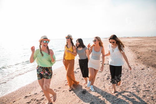 Preview: Group of women friends having fun and dancing on the beach. Holiday concept