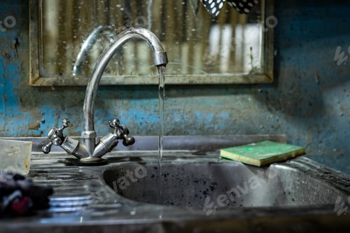 Preview: dirty little wash basin for hands. rusty water flows from the tap.
