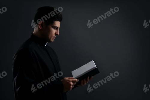 Vista previa: Sacerdote con Biblia sobre fondo negro. Espacio para texto