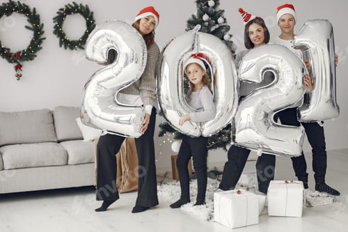 Visualização: Grande família em casa com balões