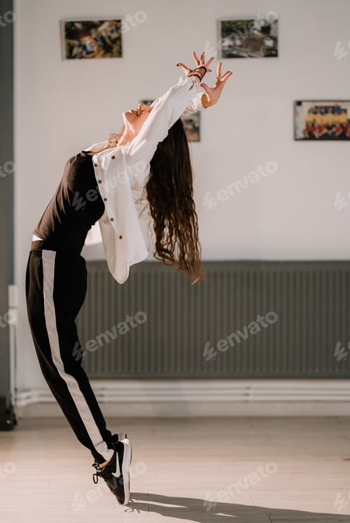Preview: Girl dancing hip hop