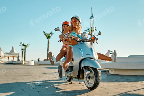 Preview: Girls on the beach
