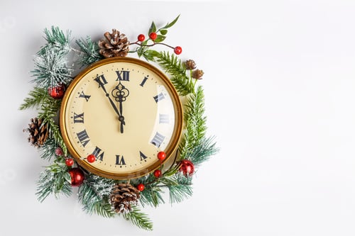 Visualização: Doze horas, como na véspera de Ano Novo. Relógio vintage dourado em uma decoração de Natal em um fundo branco