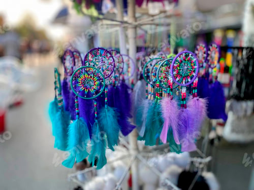 Preview: Colorful dreamcatcher made of feathers and beads in the market