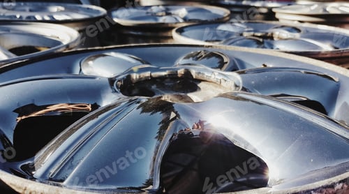 Vista previa: Closeup shot of an alloy wheel. Reflection on a chrome plated rim.