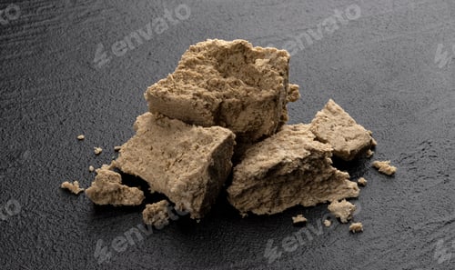 Visualização: Pedaços de halva de girassol em fundo preto